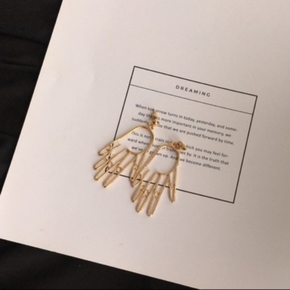 hand shape design earrings - Picture 3 of 8